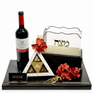 מעמד למצות אקריליק<br>יין ויז'ן טפרברג<br>מארז פרלינים משולש