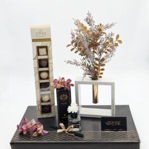 אגרטל שיש עם פרחים<br>מפיץ ריח מיני<br>מארז פרלינים מאורך