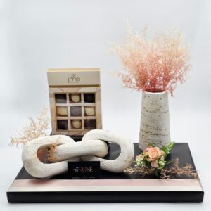 אגרטל דמוי טרוויטין עם פרחים<br>קישוט קשר דמוי טרוויטין<br>מארז פרלינים