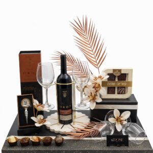 מעמד שיש ליין ו4 גביעים<br>פקק קריסטל ליין<br>יין "אורות" אור הגנוז<br>פרלינים במארז ובתפזורת